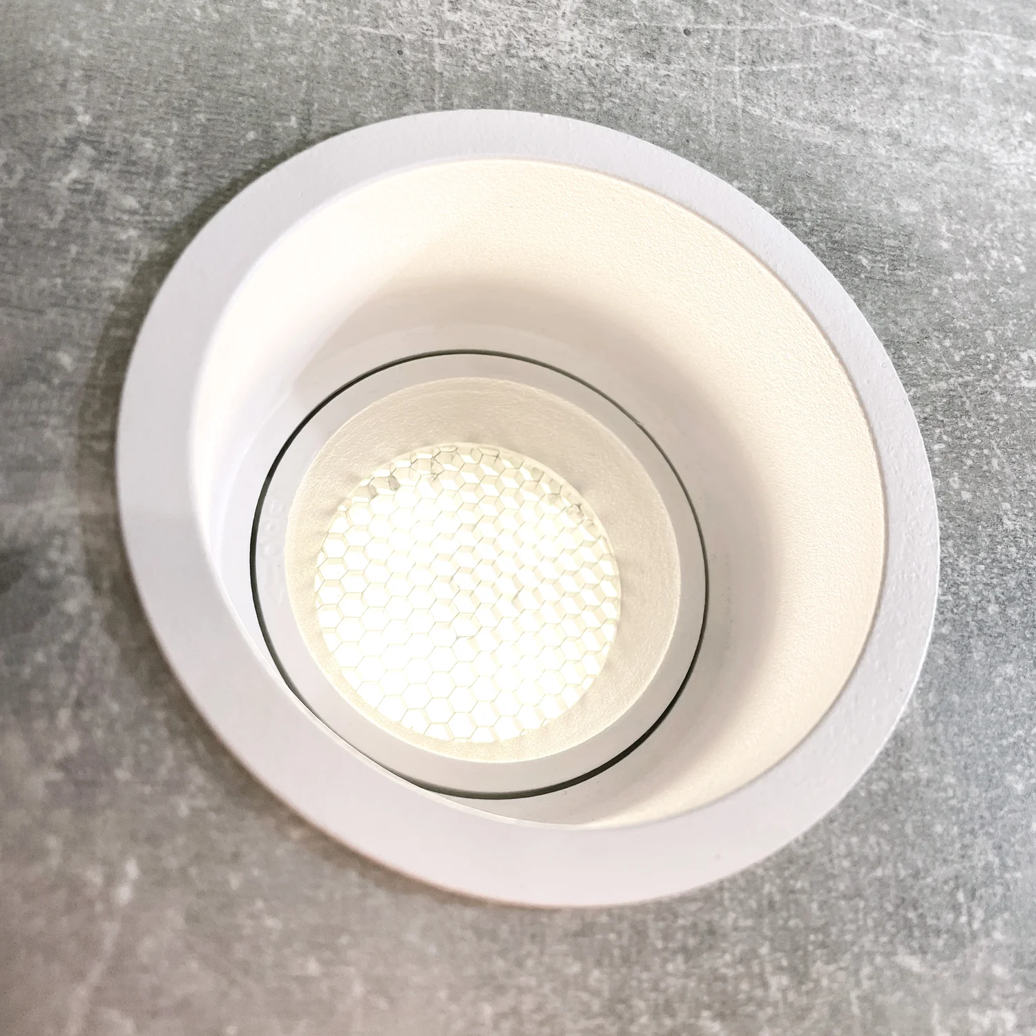 Врезные потолочные светильники Favourite 4532-1C Lamppu